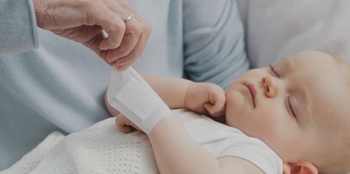 Zacht atraumatisch wondverband voor een oudere vrouw met een gevoelige en kwetsbare huid.  Zacht atraumatisch wondverband voor een oudere vrouw met een gevoelige en kwetsbare huid.